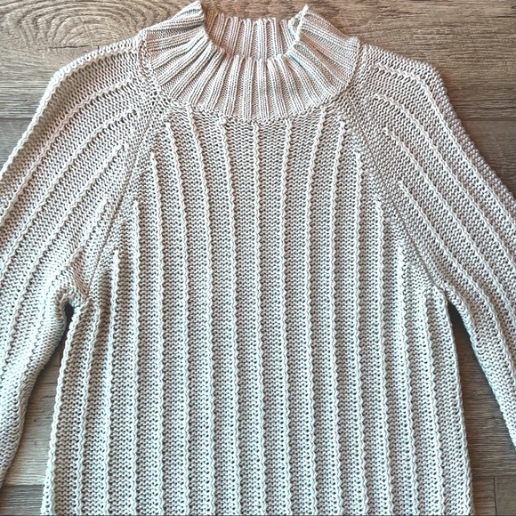 Daisy Fuentes Light Gray Cableknit Turtleneck Sweater | Size Medium - Picture 7 of 9